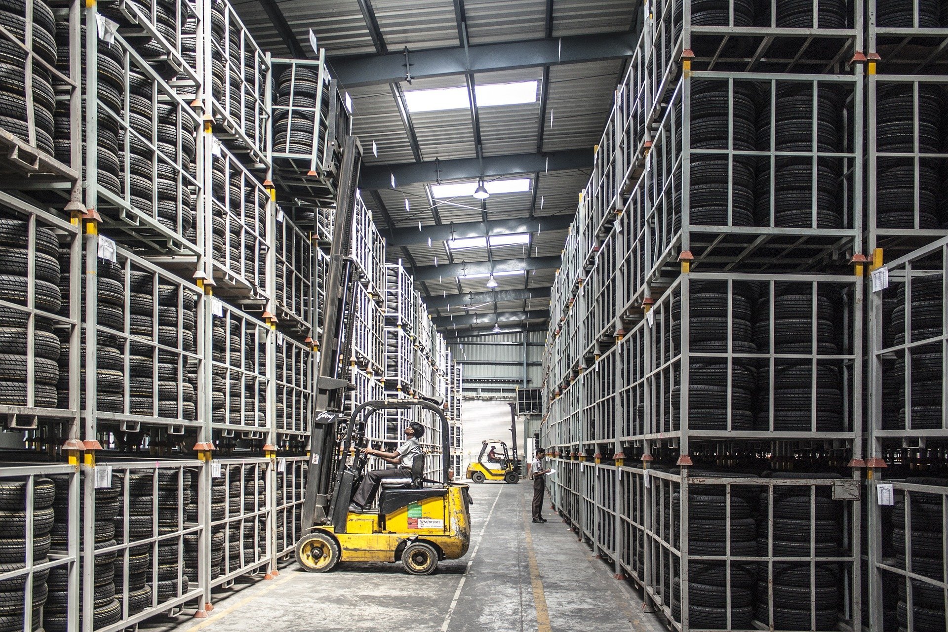 Five Common Types Of Warehouse Pickers & Forklifts