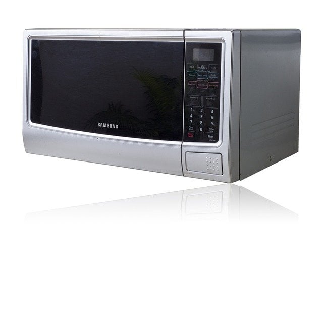 A photo of a microwave.